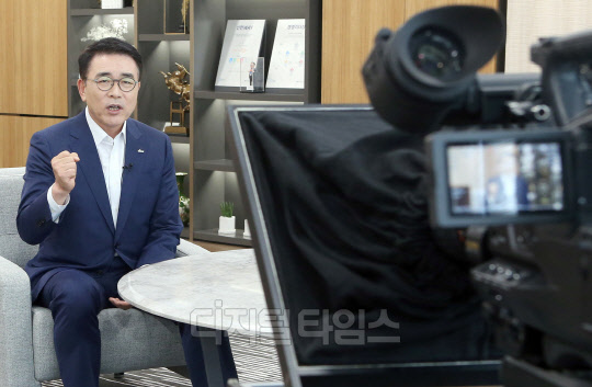 신한금융그룹은 1일 유튜브 방송을 통해 그룹 창립 19주년 기념식을 개최했다. 사전녹화(8월26일)로 진행된 이날 기념식에서 조용병 회장이 기념사를 하고 있다(사진제공 = 신한지주).